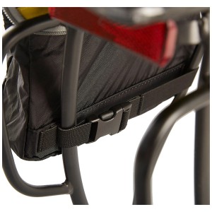 Racktime Talis Plus Fahrradtasche in Schwarz-Grau am Gepäckträger befestigt.