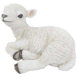 Liegendes, weißes Deko-Lamm aus Polyresin für den Garten.