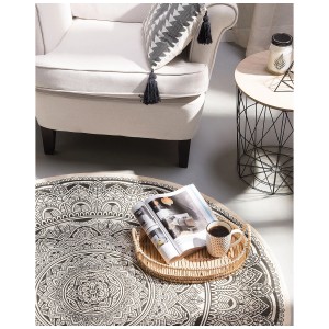 Tapis rond Hizan à poils courts avec motif mandala noir et crème, diamètre 120 cm.