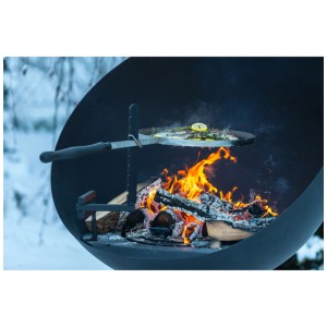 Brasero avec bras de gril pivotant Feu du Jardin en acier inoxydable avec des aliments.