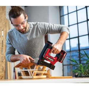 Einhell TE-CN 18/32 Li chiodatrice a batteria in uso per il fai da te. Utensile a batteria rosso/nero.