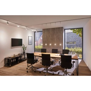 Système de rail Paulmann URail avec suspension à tige en aluminium brossé dans un bureau moderne.