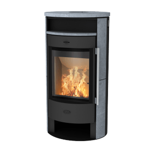 Poêle à bois Fireplace Durago noir avec habillage en stéatite et feu allumé.