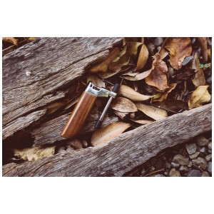Birzman Kettennieter Light-Er für 8-12 Gänge, mit Holzgriff auf naturnahem Untergrund.