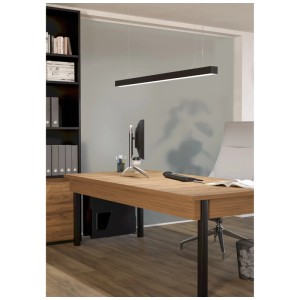 Lampada a sospensione argentata Eglo Colfiorito (150 cm) sopra una scrivania in ufficio.
