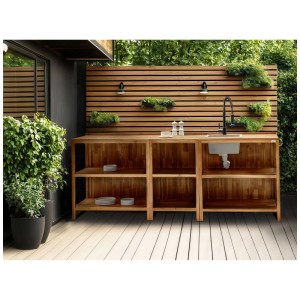 Braune Outdoor-Kücheninsel Venosa aus geöltem Akazienholz mit Spüle, Wasserhahn und Regalfächern auf Terrasse.