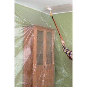 Exemple d'utilisation : Le film de masquage transparent LUX protège les meubles et les murs pendant la peinture.