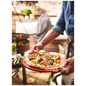 Roter Emile Henry Pizzastein aus Keramik (Ø 36,5 cm) mit Pizza auf Grill. Grillutensil.