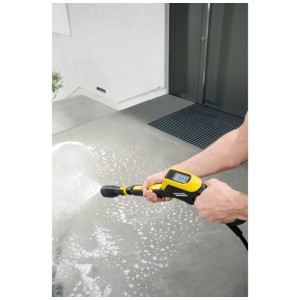 Application du nettoyant pierres et façades Kärcher avec un nettoyeur haute pression sur une terrasse.