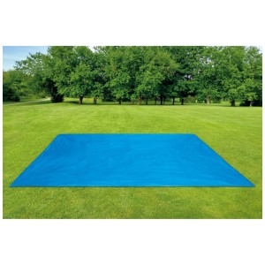 Bâche de protection de sol bleue Intex pour piscine sur gazon vert, protégeant le liner.