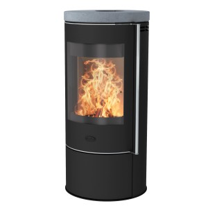 Poêle Fireplace Rondale noir avec habillage en stéatite et feu brûlant.