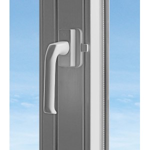 Weiße Fenster- und Balkontürsicherung am Fensterrahmen. Kindersicherung für mehr Sicherheit.