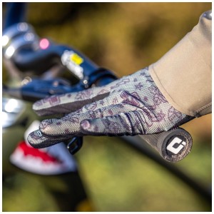 Grüne Muc-Off Fahrradhandschuhe Mesh Gr. L am Lenker, atmungsaktiv und mit gutem Grip.