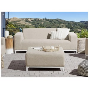 Divano da giardino Rovigo a 3 posti beige con struttura bianca e sgabello su terrazza.