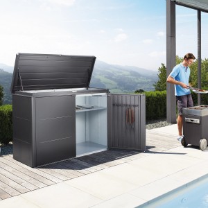 Biohort HighBoard 160 coffre de jardin en gris foncé métallisé avec couvercle et porte ouverts, utilisé comme station de grill.