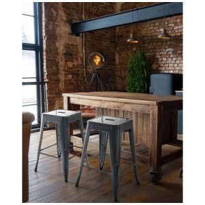 Lot de 2 tabourets de bar Beliani Cabrillo en acier gris dans un décor rustique.