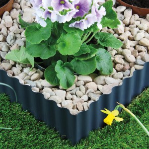 Bordure de pelouse Bellissa vague, anthracite, 500x14 cm, délimite parterre de fleurs avec pierres.