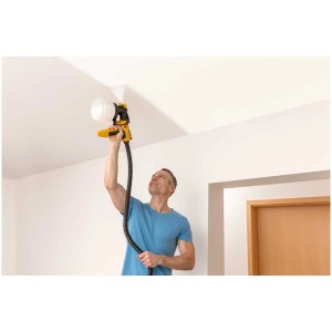 Uomo che dipinge il soffitto con il sistema di verniciatura a spruzzo Wagner Universal W890 Flexio (giallo/nero).