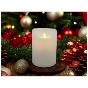 Weiße LED-Wachskerze (Ø 9 cm, 12,5 cm hoch) mit beweglicher Flamme vor Weihnachtsdeko.