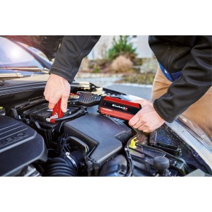 Einhell Power Bank CE-JS 8 che avvia una batteria auto.
