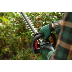 Taille-haie sans fil Bosch AdvancedHedgeCut 36 V-65-28 en utilisation.