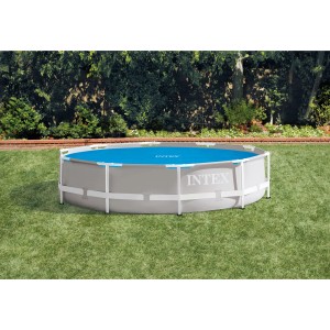 Piscine ronde Intex Easy & Frame Ø 305 cm avec couverture solaire bleue dans le jardin.