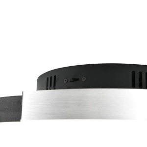 Gros plan du plafonnier LED Trio Caya, aluminium brossé, avec interrupteur.