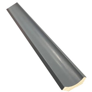 Anthrazitfarbene Hohlkehlleiste aus Kiefernholz, 22x22 mm, Länge 2400 mm.