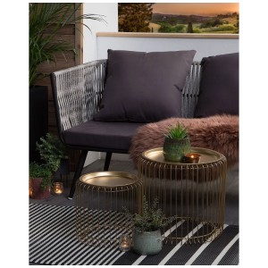 Beliani Outdoor-Teppich Haldia Schwarz mit Streifenmuster unter Outdoor-Möbeln auf Balkon. Strapazierfähig, 90x180 cm.