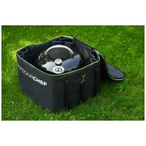 Barbecue a gas Outdoorchef Chelsea 420 G in borsa da trasporto su prato.