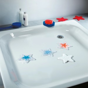 Spirella Mini tappetini antiscivolo Asterie, set da 5 in blu, rosso e bianco in un piatto doccia.