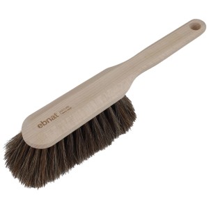 Balayette Nature 28 cm avec manche en bois de hêtre clair et crin de cheval foncé pour un nettoyage doux.