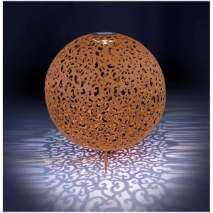 Rostfarbene Globo Solarleuchtkugel aus Metall mit filigranem Muster, Ø 40 cm.
