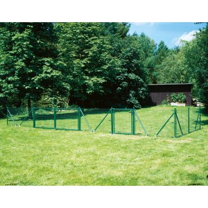 Portillon simple en grillage ondulé vert (1x1 m) comme portail de jardin pour la délimitation de la propriété.