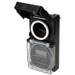 Schwarze digitale Zeitschaltuhr für Aussenbereich, 230V/10A, IP55, mit geöffnetem Deckel.