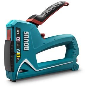 Agrafeuse manuelle turquoise Novus J-17 avec poignée souple. Idéale pour agrafer avec des agrafes à fil fin et plat.