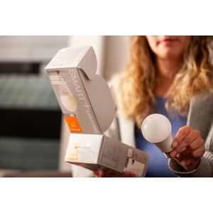 Lampadina LED Osram Smart+ Matter E27 A100 RGBW con confezione e mano.