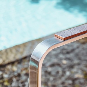 Detailaufnahme: Armlehne des Greemotion Lounge-Sets Sydney aus Edelstahl mit beiger Auflage.