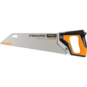 Scie à main Fiskars Pro 38 cm avec lame Power Tooth et manche orange et noir.