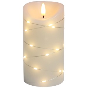 Cremefarbene LED-Wachskerze (Ø 8 cm, H 15 cm) mit warmweißer Lichterkette für den Innenbereich.