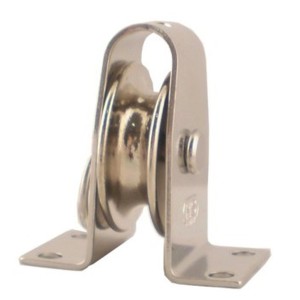 Boezzello verticale in acciaio inox con puleggia in ottone per funi fino a 8 mm. Portata 250 kg.