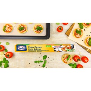 Toppits Backpapierbögen auf Backblech mit Mini-Pizzen, daneben Packung. Rutschfest, 20 Stk. Küchenhelfer.