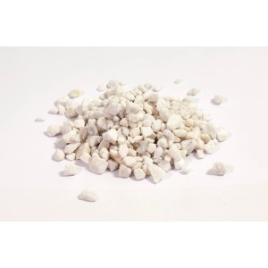 Gravillons de marbre blanc 9/12 mm pour l'aménagement décoratif du jardin.