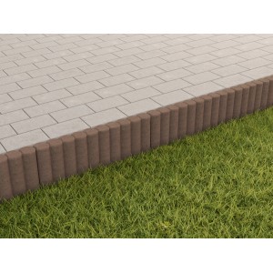 Bordure de jardin en béton brun aspect palissade ronde, 50x25x6 cm.
