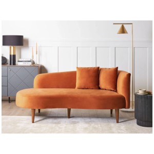 Chaise longue Chaumont en velours orange avec coussins et pieds en bois.