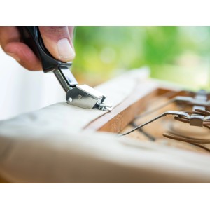 Levapunti LUX Comfort in uso per rimuovere punti metallici dal legno.