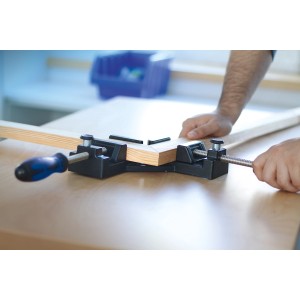Serre-joint LUX 90° Comfort en utilisation : pièce fixée avec outil de serrage. Idéal pour les angles précis.