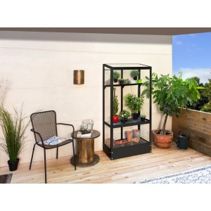 Schwarzes Vitavia Polis Balkongewächshaus mit Pflanzen auf einem Balkon.