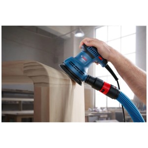 Ponceuse excentrique Bosch Professional GEX 125 en action sur du bois.