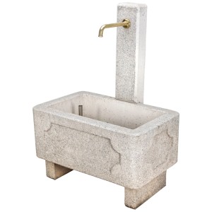 Fontana rettangolare Nouvel Siena II in cemento con rubinetto in ottone, ideale per il giardino.